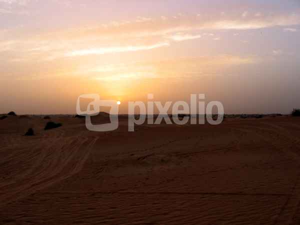 Sonnenuntergang in der Wüste von Dubai