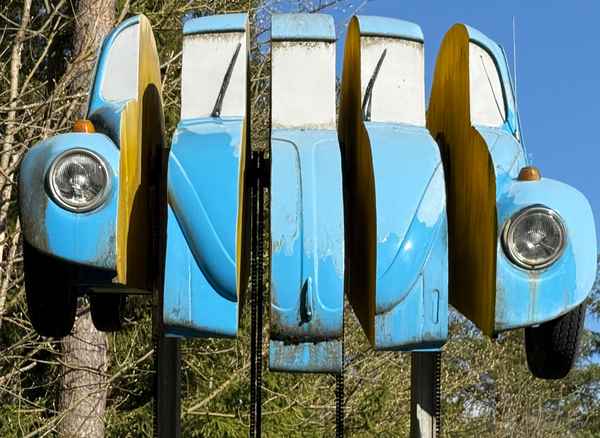 VW Käfer Skulptur in Scheiben geschnitten auf Metallpfosten - Frontansicht
