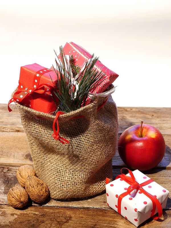 Nikolaus, komm in unser Haus . . .