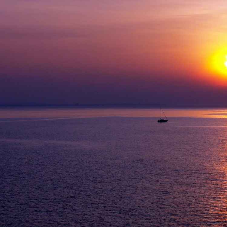 Untergehende Sonne am Meer