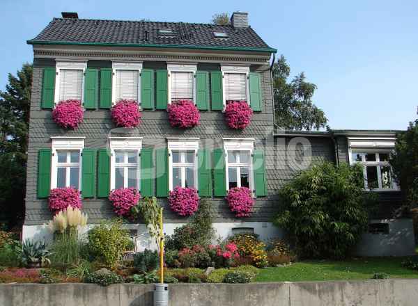 Bergisches Schieferhaus im Herbst