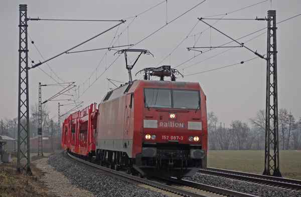 Roter Zug in grauen Tagen