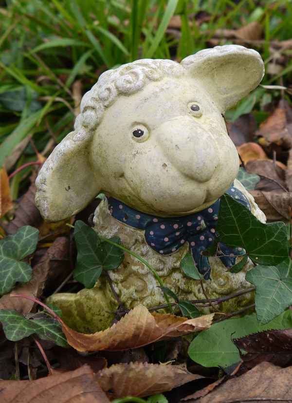 Schäfchenfigur im Garten