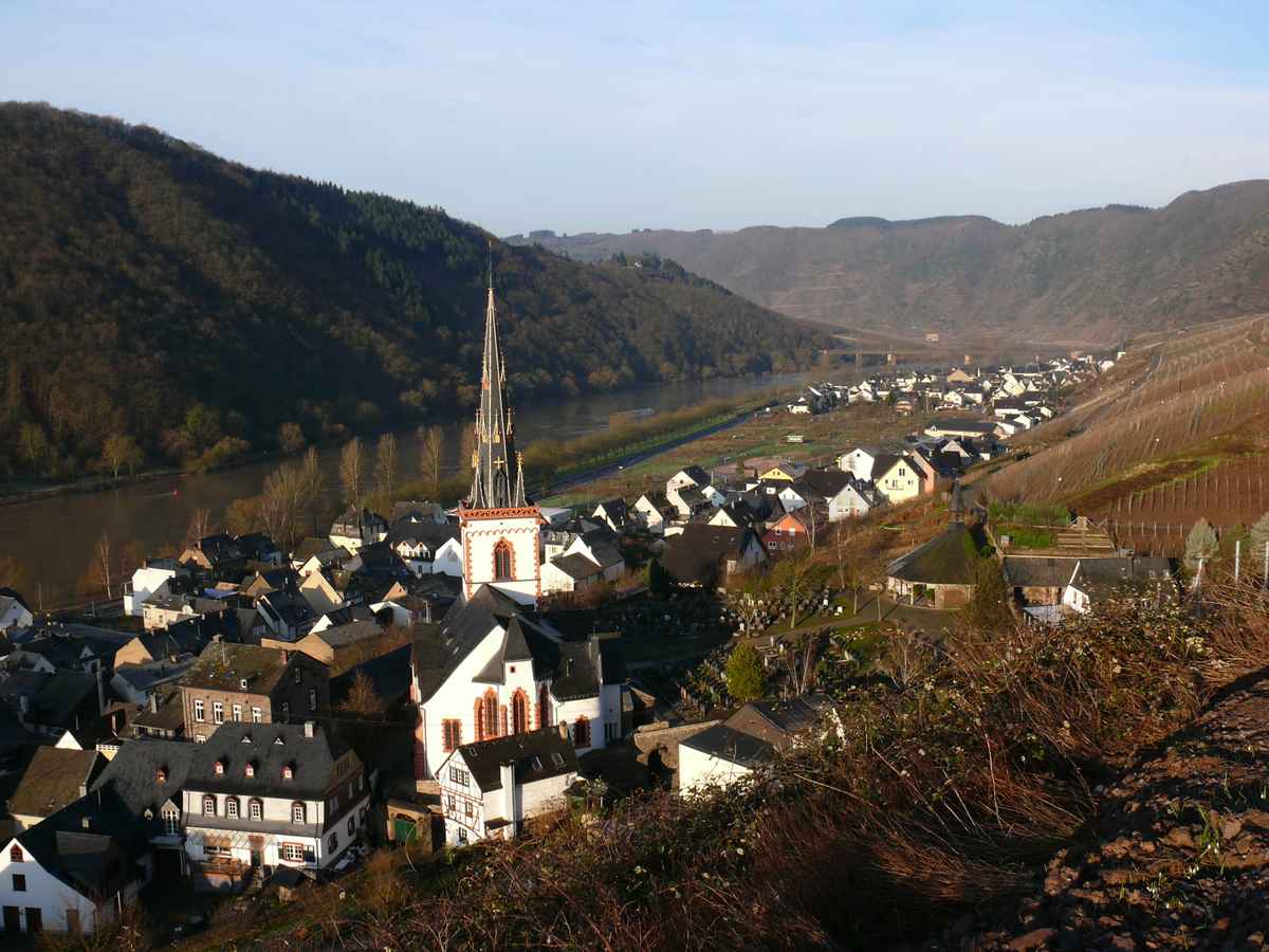 Ediger-Eller an der Mosel mit Kirche St. Martinus