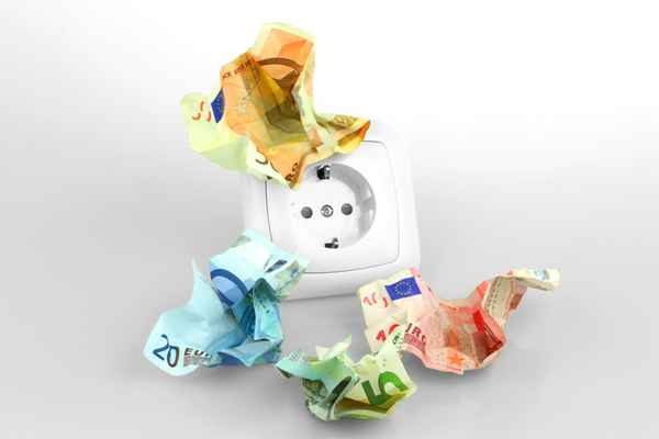 Zerknülltes Geld mit Steckdose