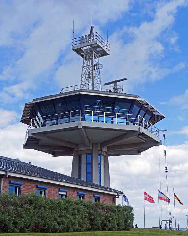Kontrollturm . . . . .