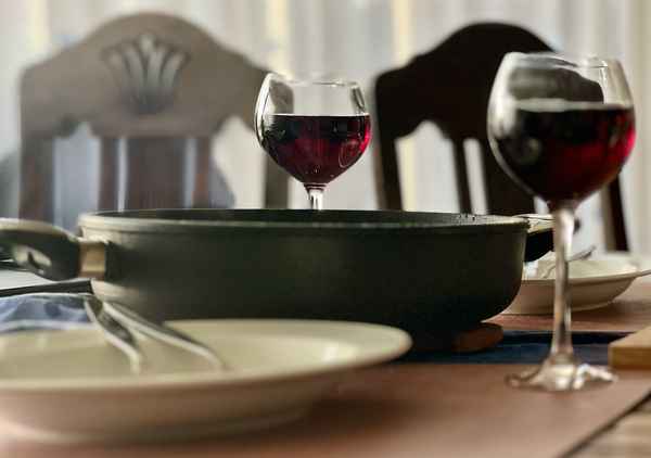 Stilleben mit Rotweingläsern