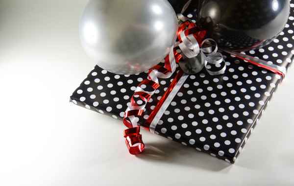 Geschenkschleifen und Balloons