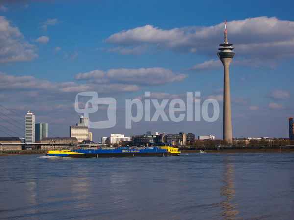 Düsseldorf - Rheinturm mit Hafen