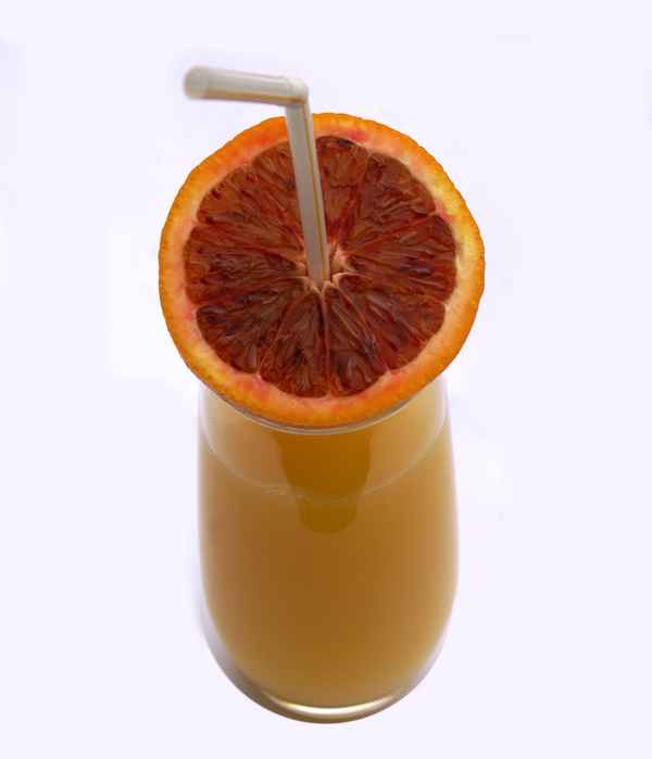 Orangensaft mit Strohhalm