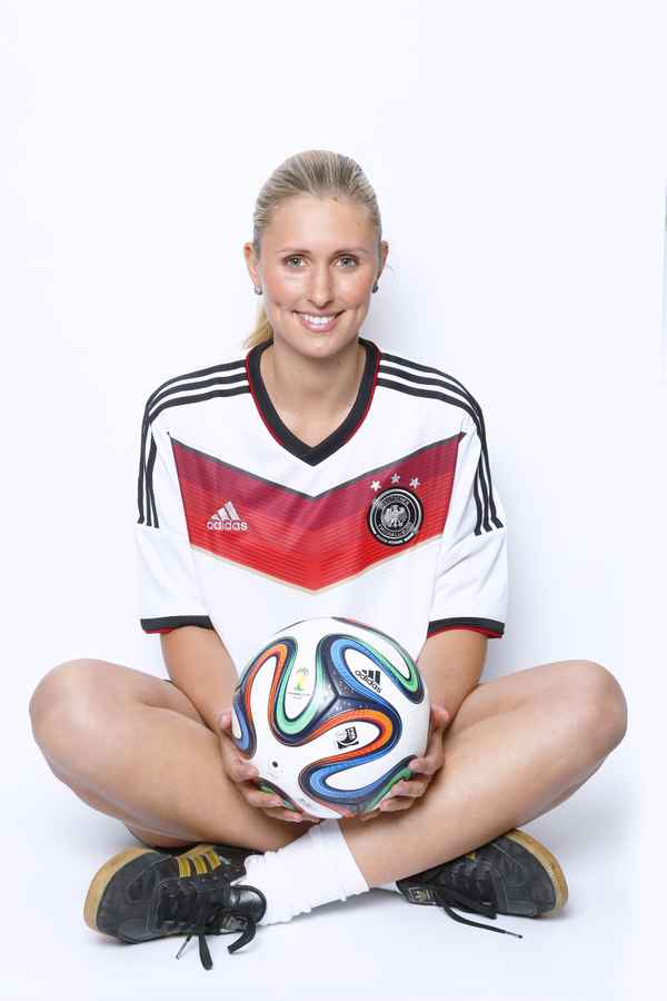 Fußballerin mit Trikot und Ball