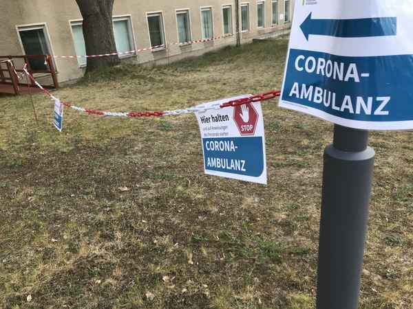 Schild: Wegweiser zur Corona-Ambulanz / Foto: Alexander Hauk