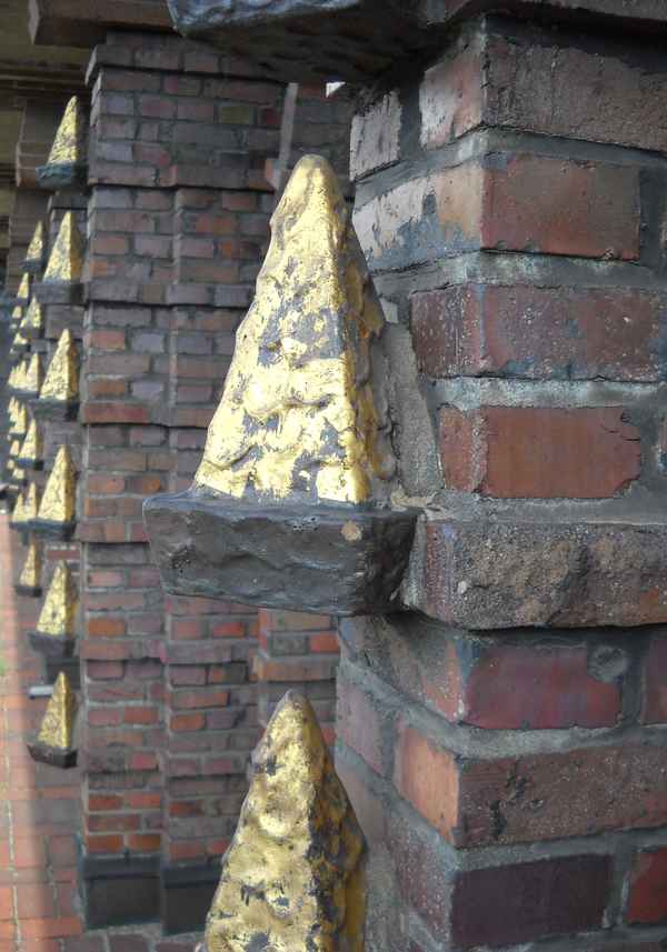  Hamburg - Teilansicht der expressionistischen Fassade des ehemaligen Verlagshauses Broschek (Große Bleichen)