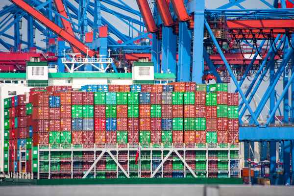 Hamburger Hafen mit Containerschiff