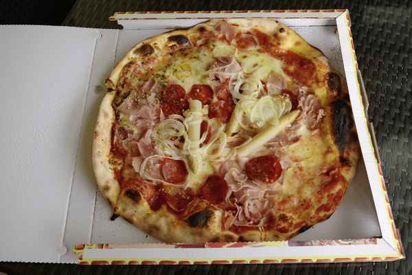 Pizza im Karton