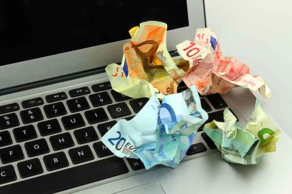 Zerknülltes Geld auf Laptop