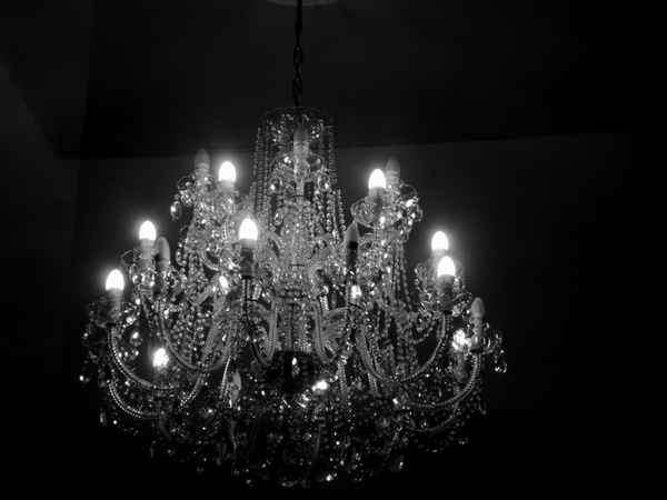Kronleuchter schwarz-weiß