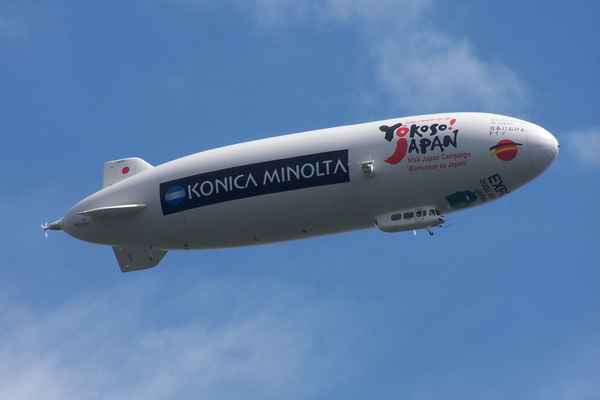 Werbe-Luftschiff über dem Mitteltrheintal