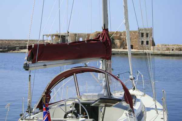 Jacht im Hafen von Chania 2010