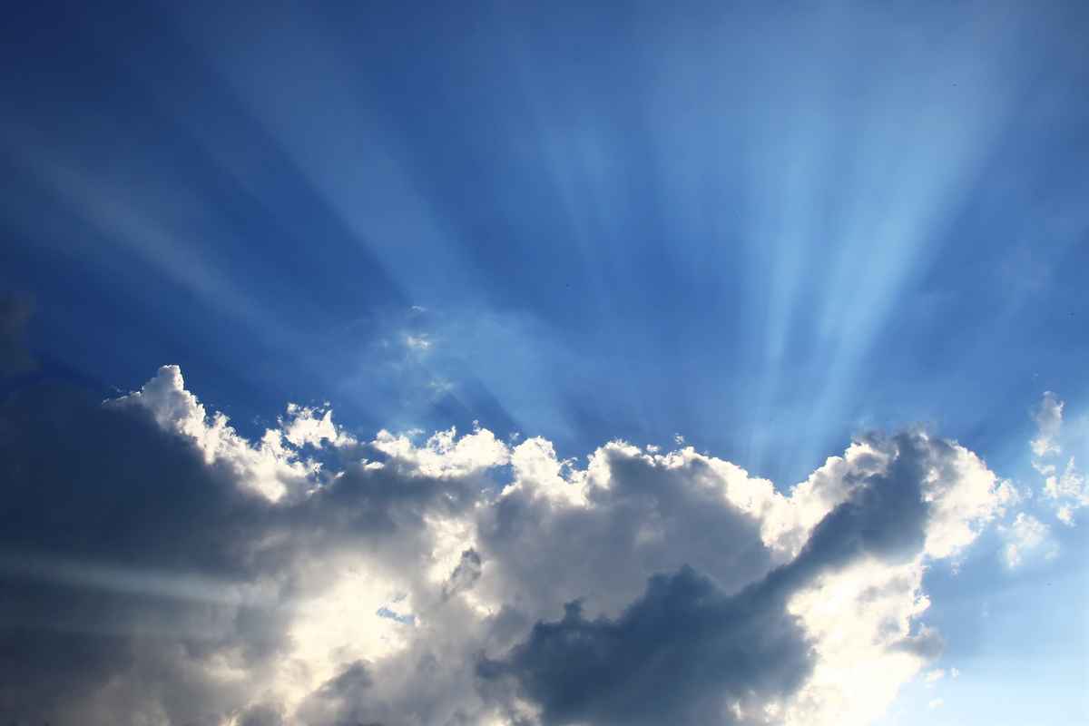 sie strahlt hinter den Wolken...