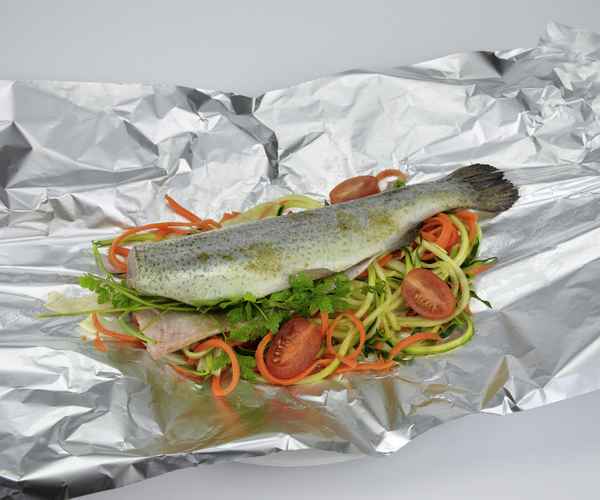 Forelle roh, vor dem Garen in der Folie