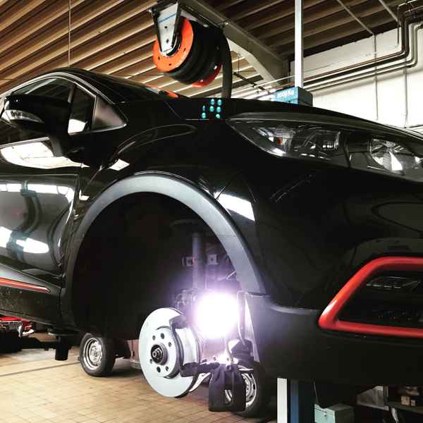 Renault auf Hebebühne