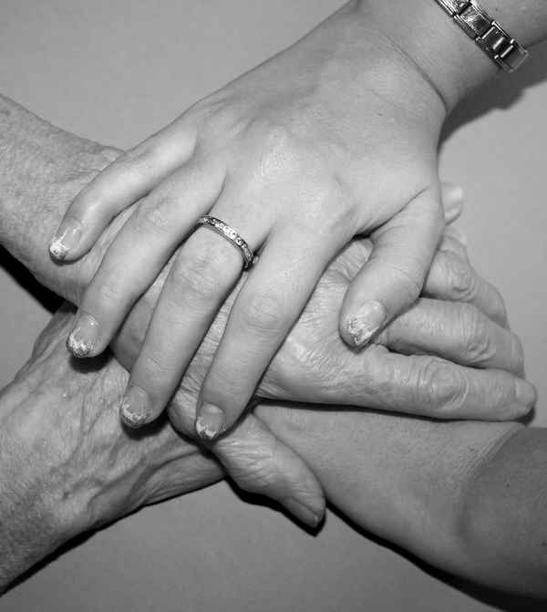 OMI UND ENKELIN HALTEN ZUSAMMEN