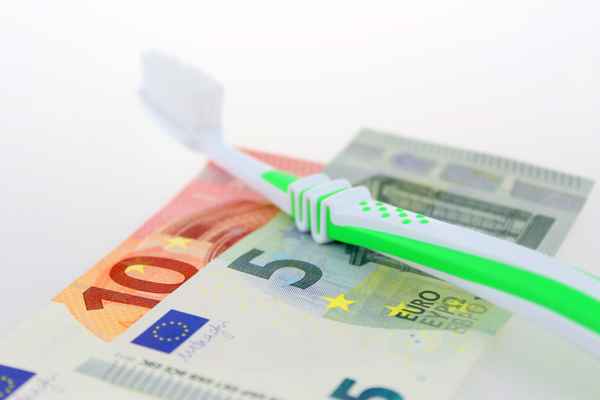 Zahnbürste auf Geld