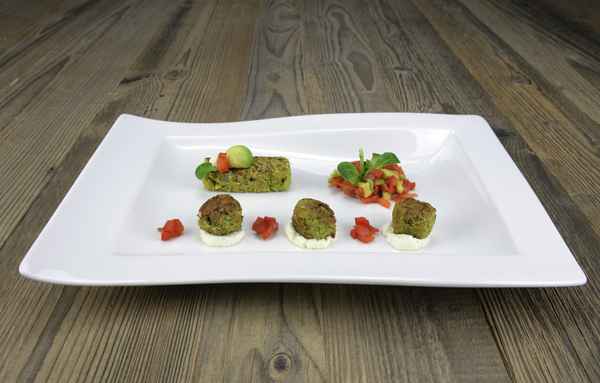 Falafel mit Meerrettichkäse, Paprika und Avocado