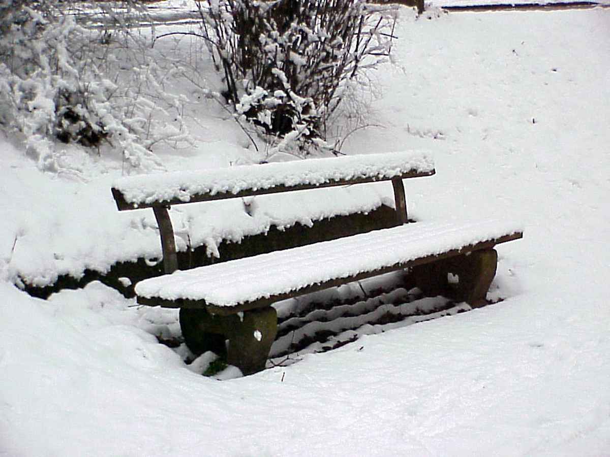 verschneite bank