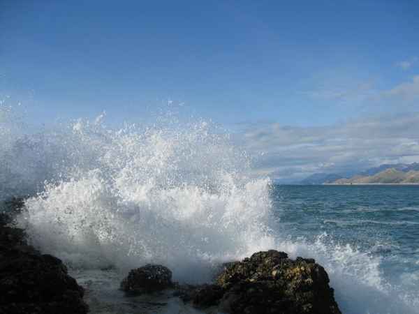 Meer gegen Felsen