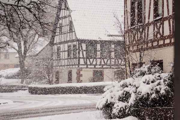 Dorf-Idylle im Schneegestöber