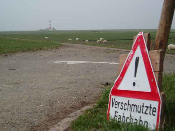 Westerhever Leuchtturm mit Warnschild