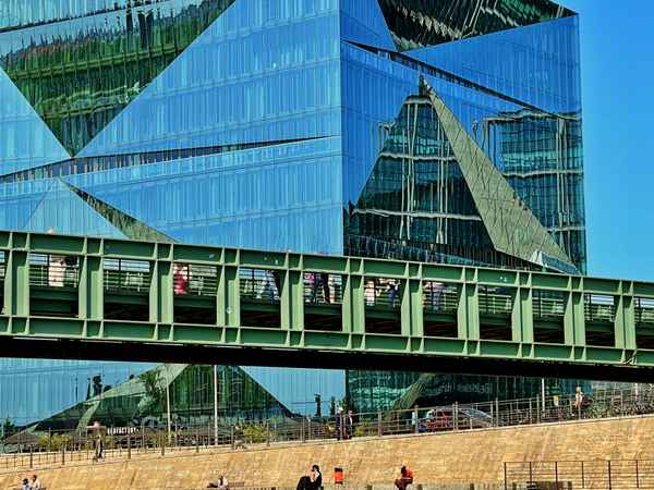 Glas und Stahl an der Spree in Berlin