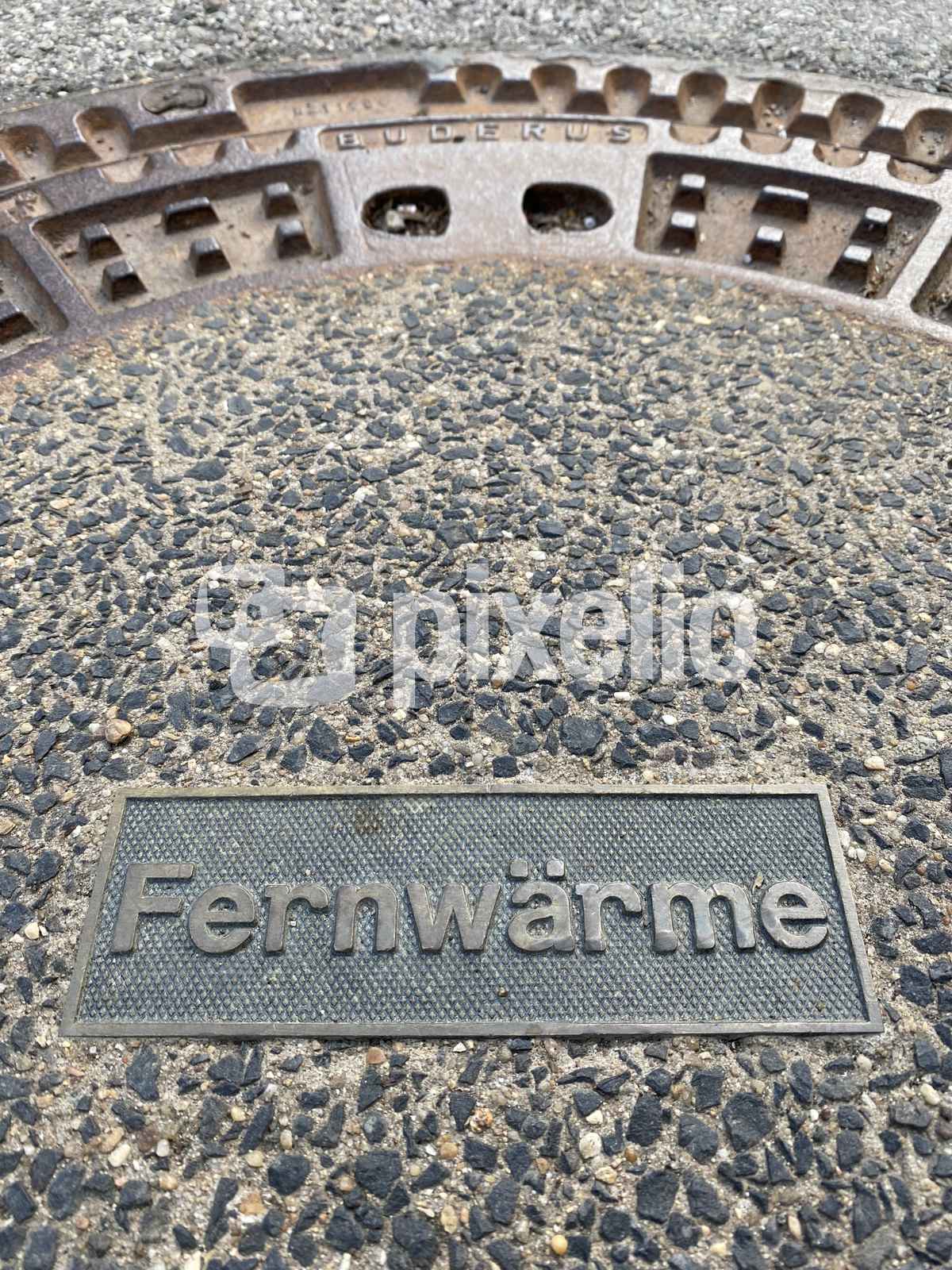 Kanaldeckel mit Aufschrift Fernwärme -Symbolbild / Foto: Alexander Hauk