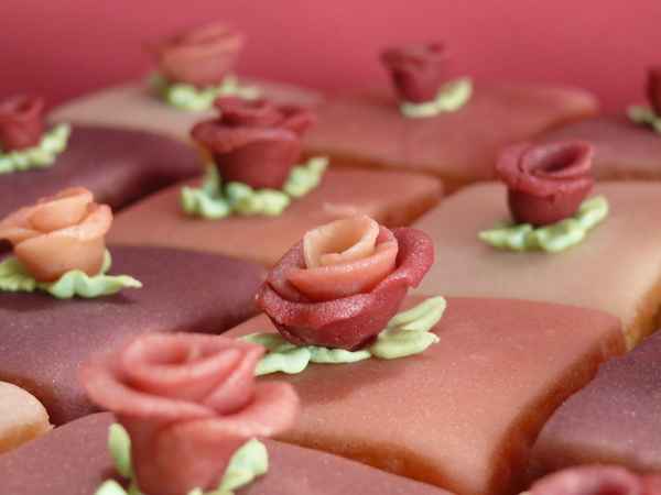 Fondant Fancies mit Marzipan rosen