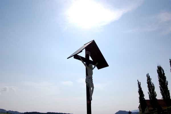 kreuz ragt in den himmel 2
