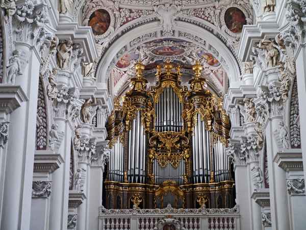 Die Orgel . . . .