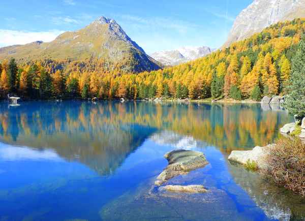 Bergsee im Herbst