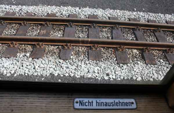 NICHT HINAUSLEHNEN!