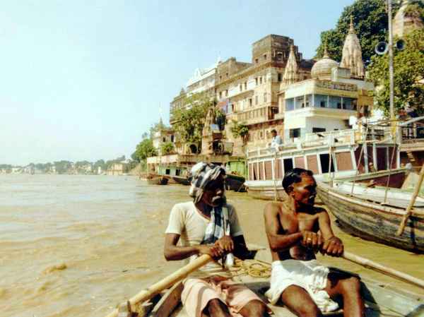 Am Gangesufer  der heiligen Stadt Varanasi ( Benares ) in Indien