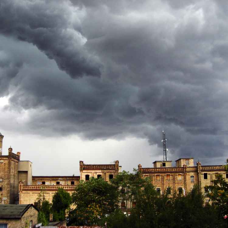 Wolken über der alten Fabrik