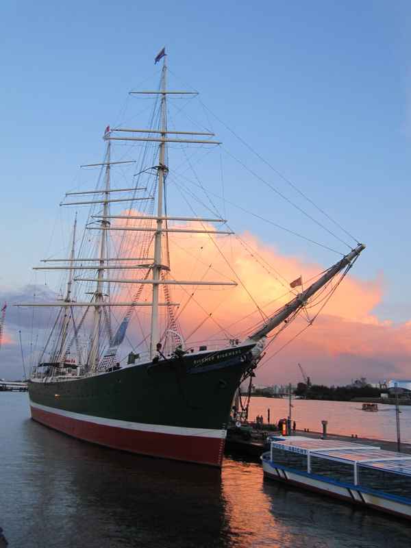 Sonnenuntergang hinter der Rickmer Rickmers