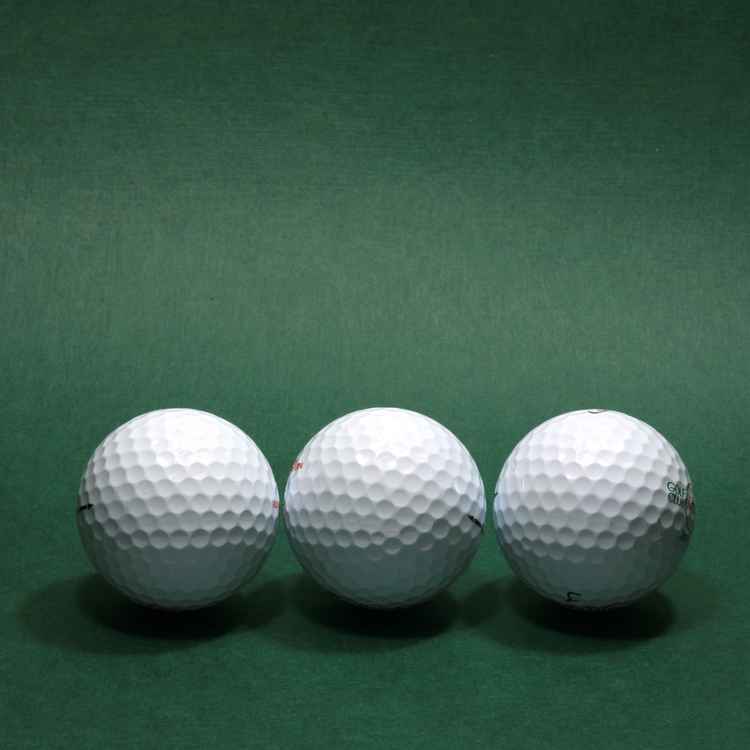Drei Golfbälle