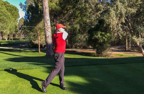 Golf-Senior beim Abschlag