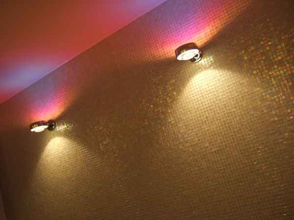 Fliesenwand mit Effektlicht