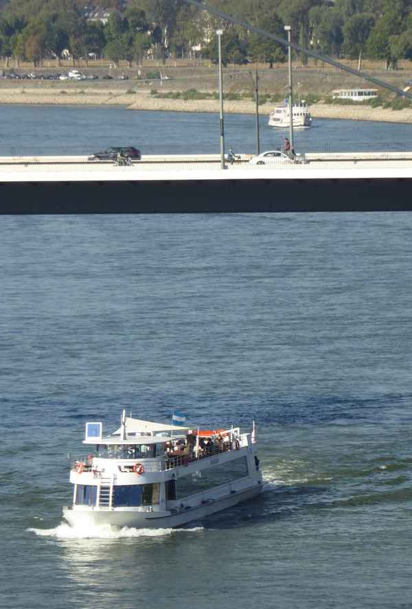 Unter und über der Brücke