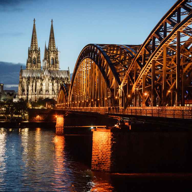 Kölner Dom und Hohenzollernbrücke am Abend