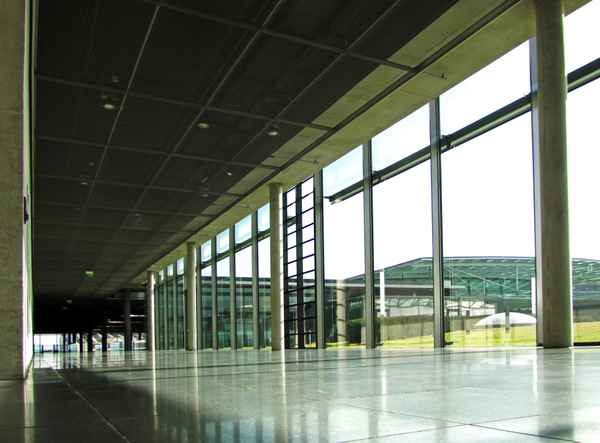 Beton und Glas in Messehallen