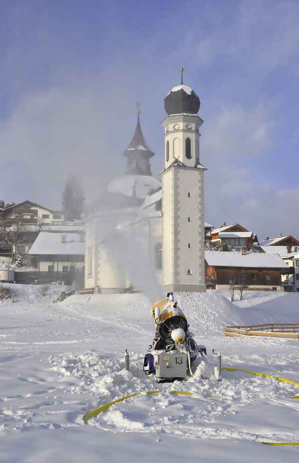 Schneekanone vor Seekirche in Aktion